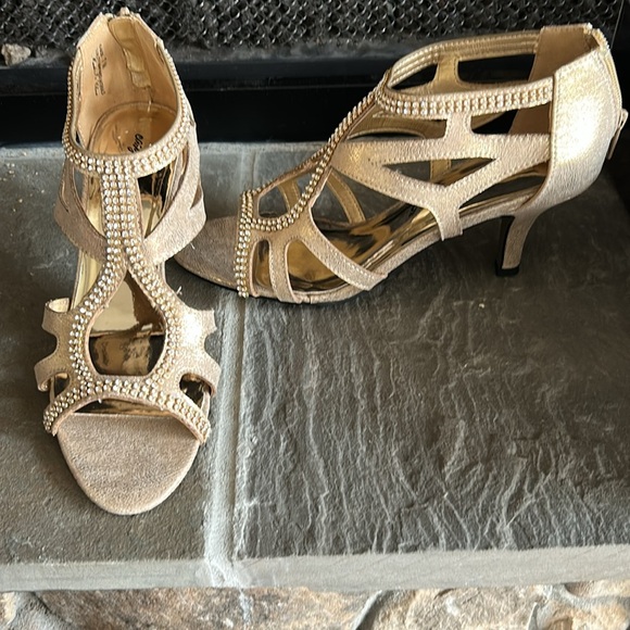 Elegant Gold Women's Sandals - Picture 2 of 6